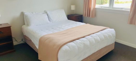 2 Bedroom Unit - Takahe - queen-size bed